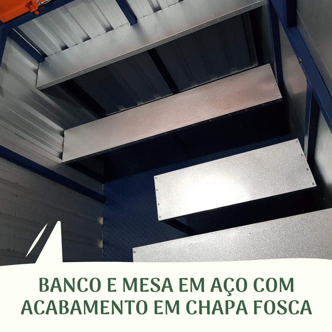 Banco e mesa em aço com acabamento em chapa fosca