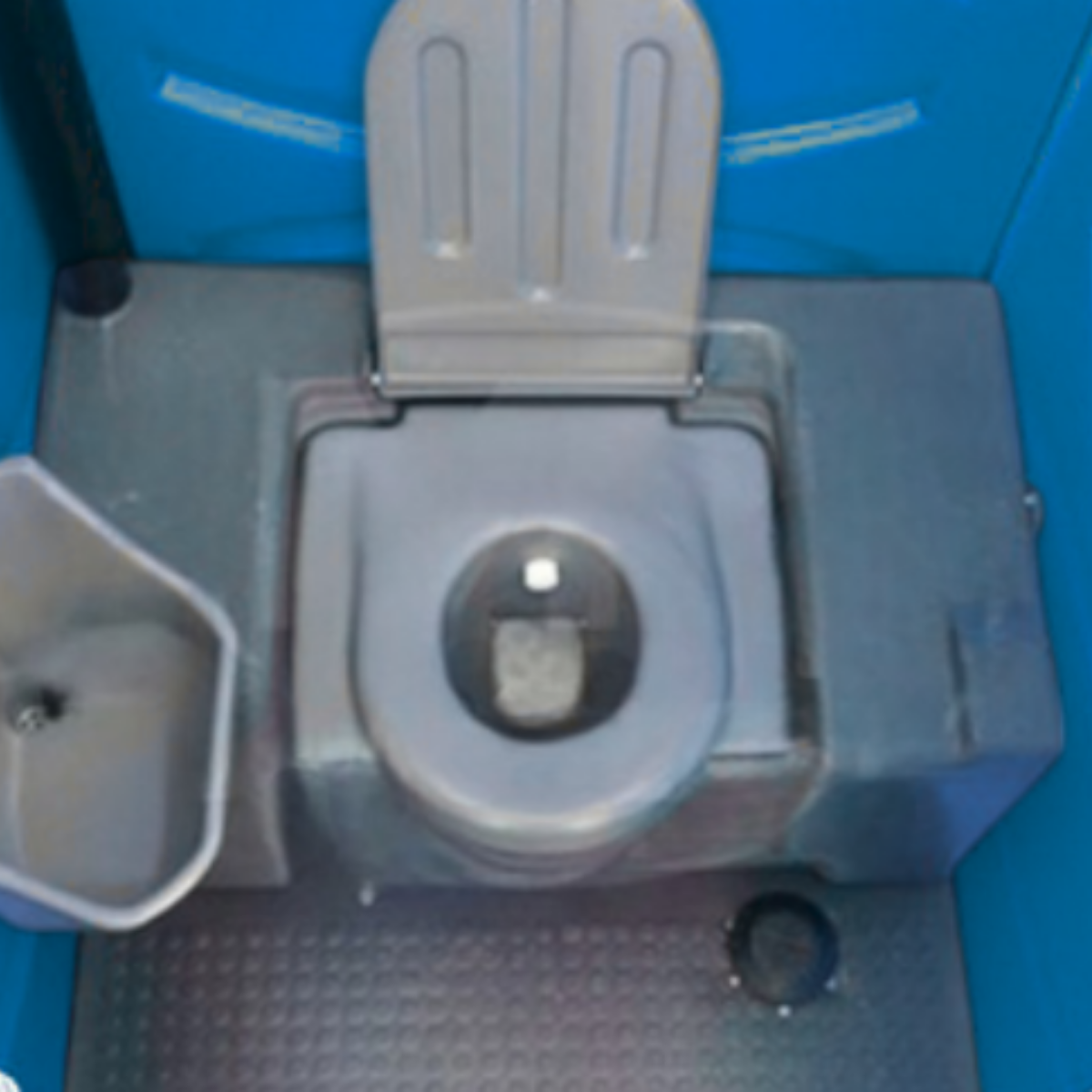 Interior com sanitário e lavatório